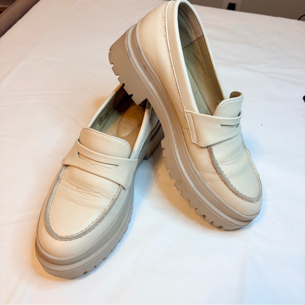 Elegant Cream Women's Loafers - Picture 2 of 8